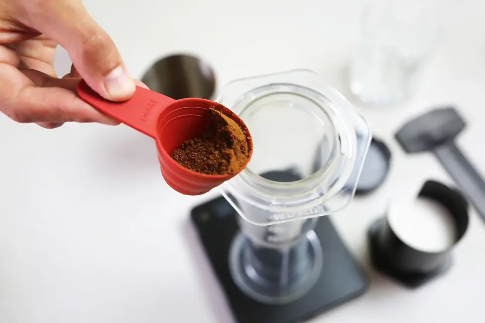Colocá el café molido dentro de la cámara