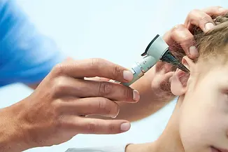 chequeo-oidos-clinicas-aleman-otorrino.webp