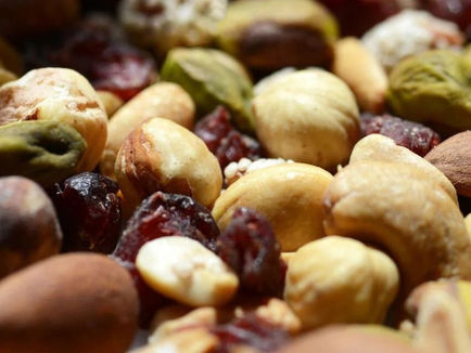 Antrenman öncesi atıştırmalıklar karışık kuruyemiş ve kuru meyve yakın plan görüntüsü - Dövüş Rehberim