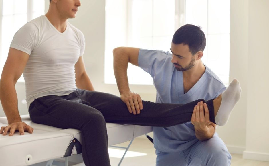 Sakatlıktan dönüş rehabilitasyonu sırasında tedavi göre dövüş sporcusu