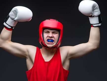 Farklı renk ve tiplerde dövüş sporları dişlikleri ağız koruyucuları yan yana - Dövüş Rehberim