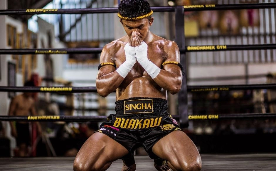 Muay Thai dövüşçüsü ringde Wai Kru saygı dansı seremonisi yapıyor geleneksel ritüel - Dövüş Rehberim