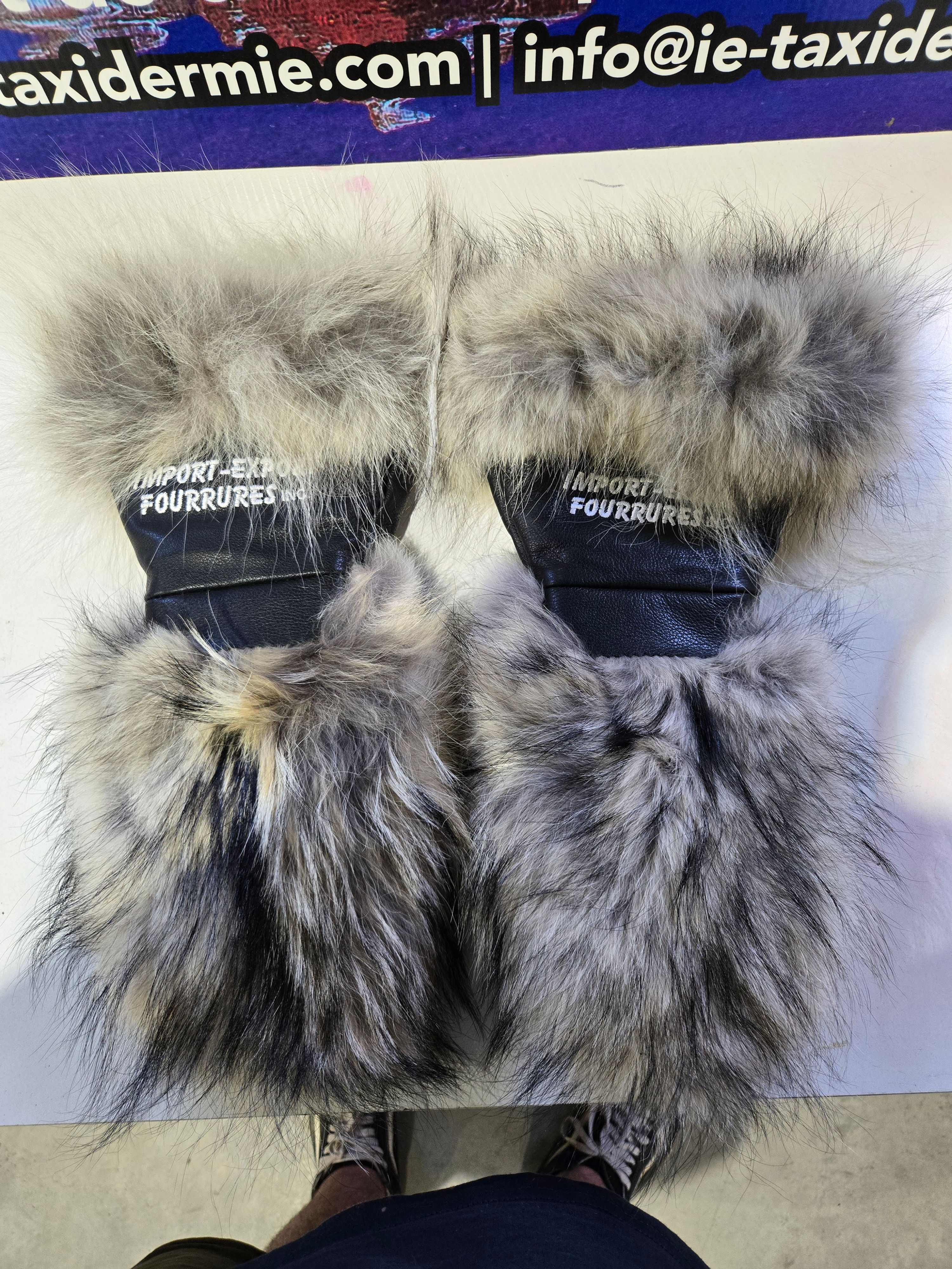 104. Mitaines en fourrure de loup