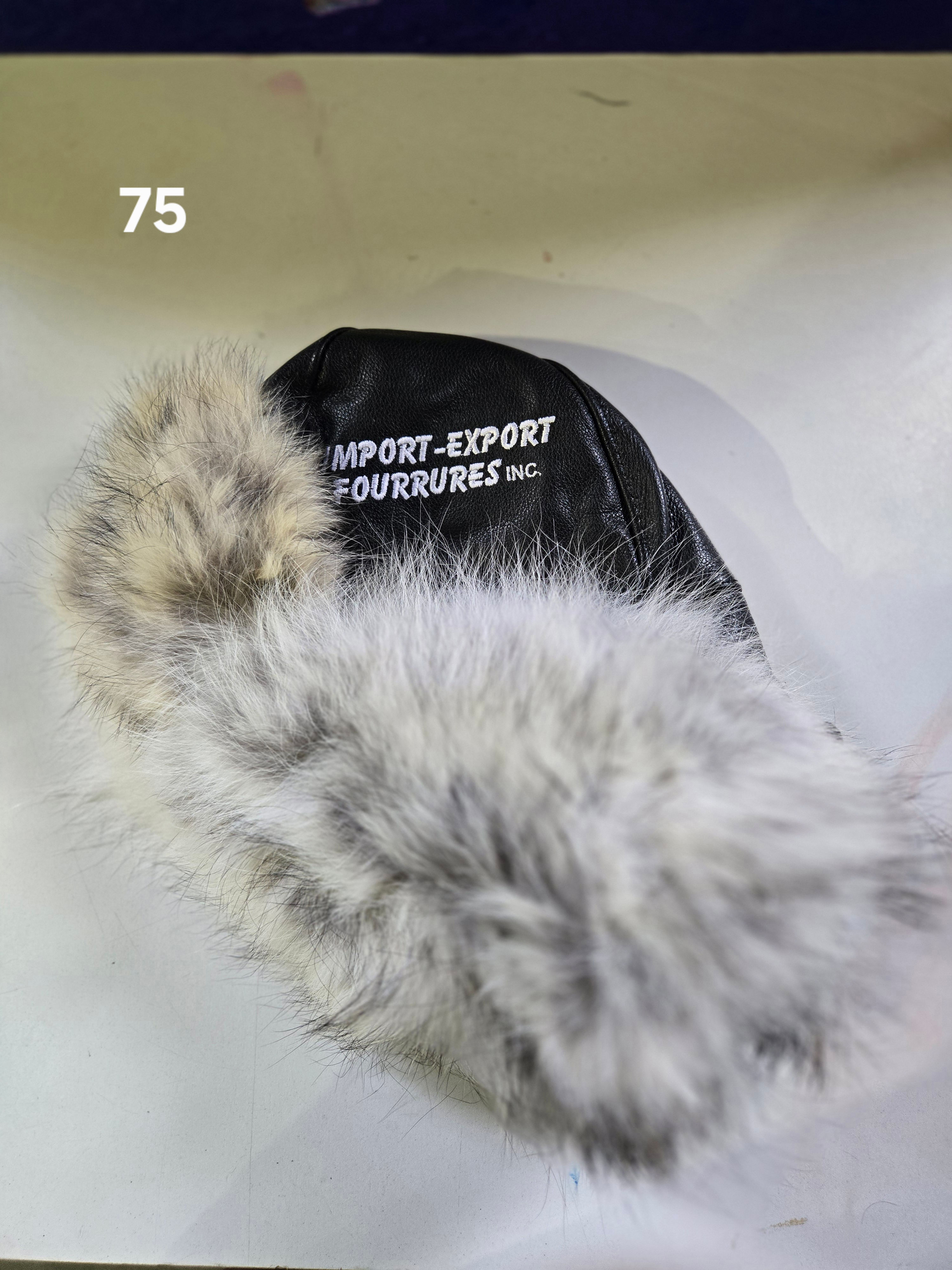 75. Chapeau avec fourrure de loup