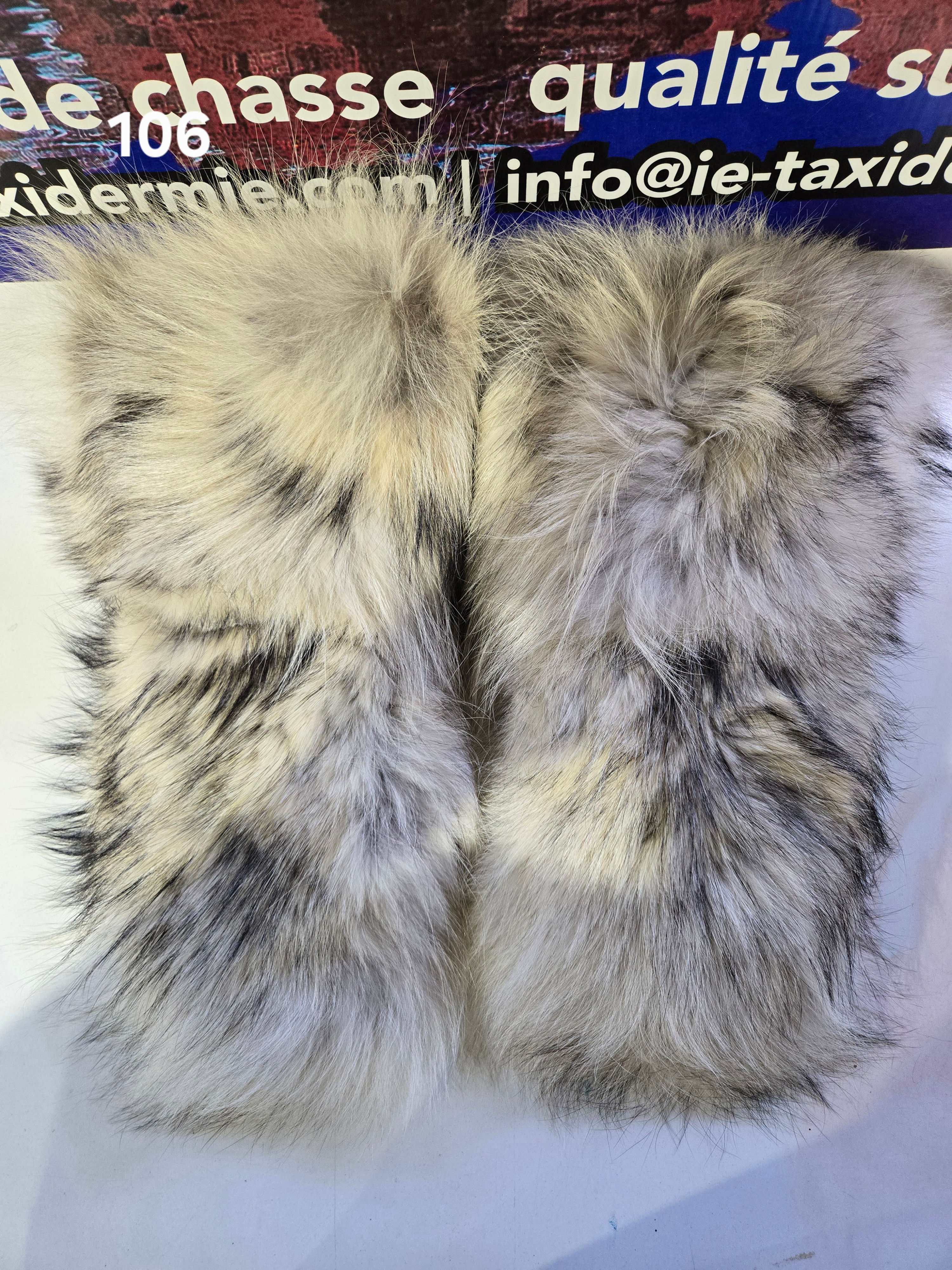 106. Mitaines en fourrure de loup