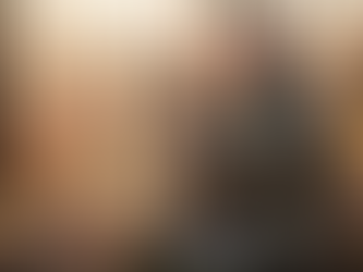 Un chasseur équipé d’une caméra thermique en pleine forêt