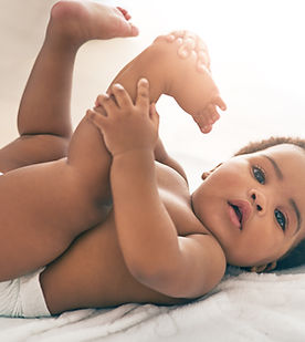 Bébé joue joyeusement