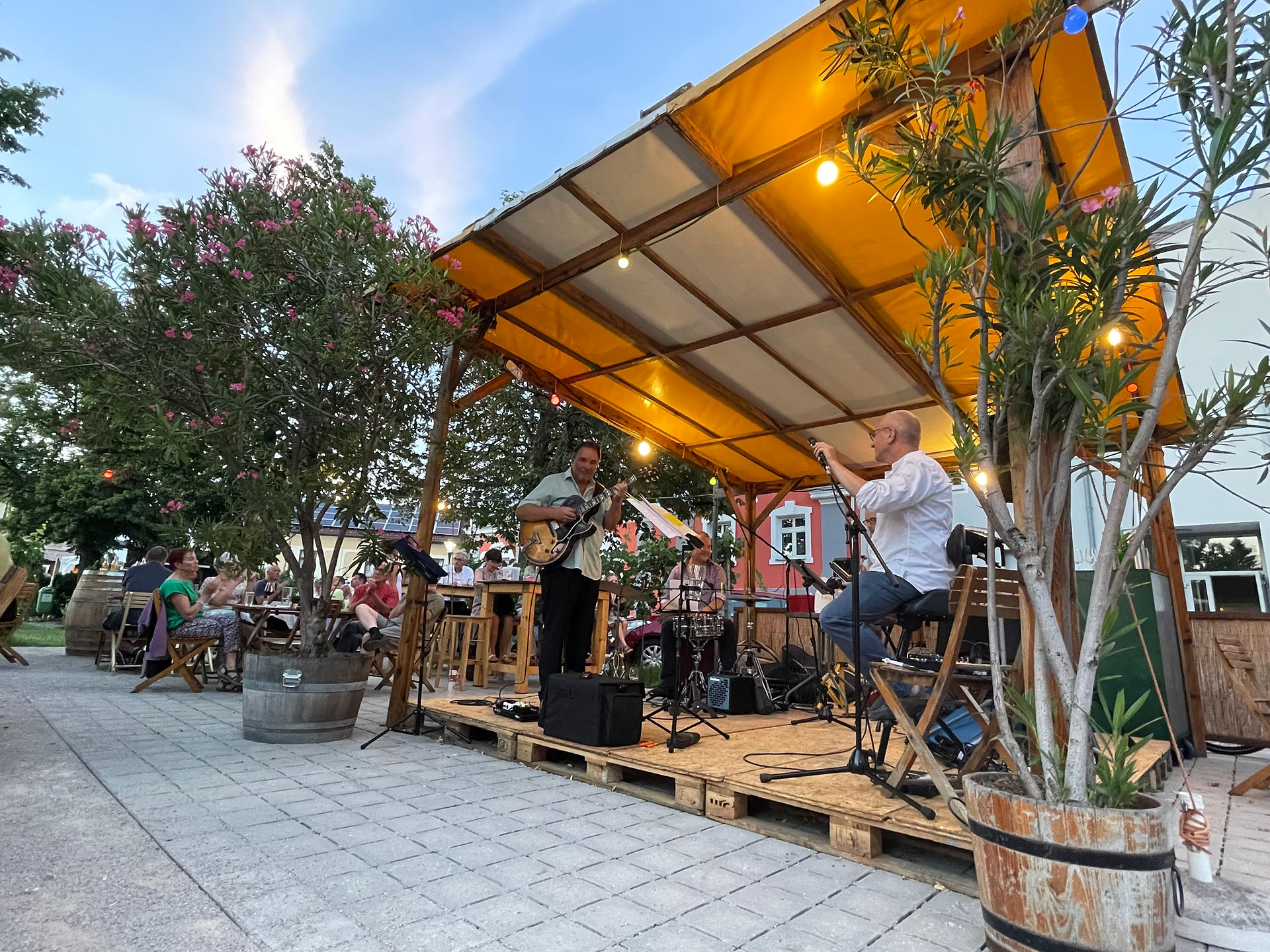 Jazz-Musik am Hauptplatz in Pfaffstätten beim Mini-Großheurigen