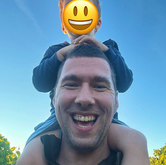 Kind und Winzer vom Weingut Österreicher bei der Weinlese im Weingarten