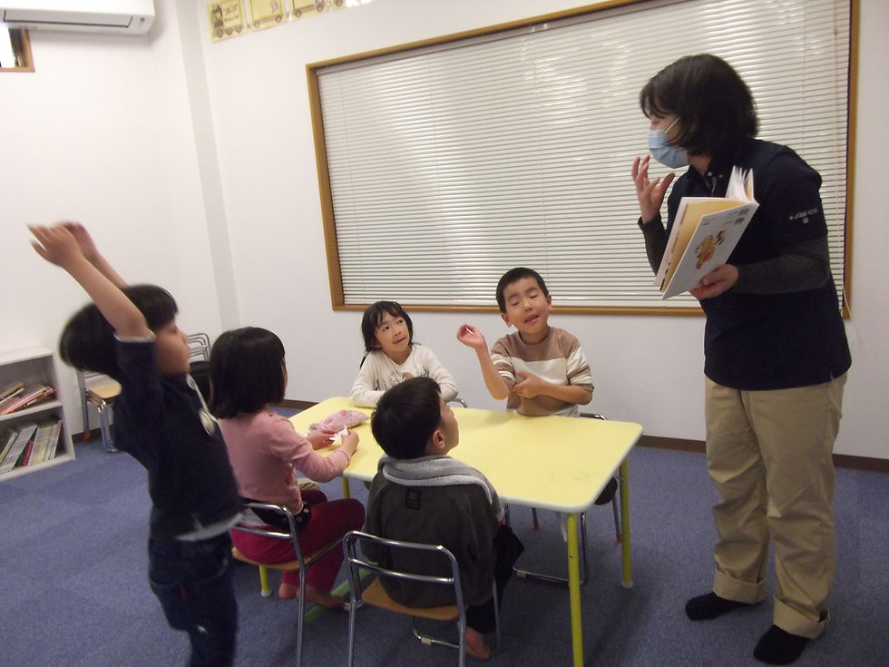 毎日の活動の中で、活発な遊びの合間に「絵本の読み聞かせ」の時間を取り入れています。