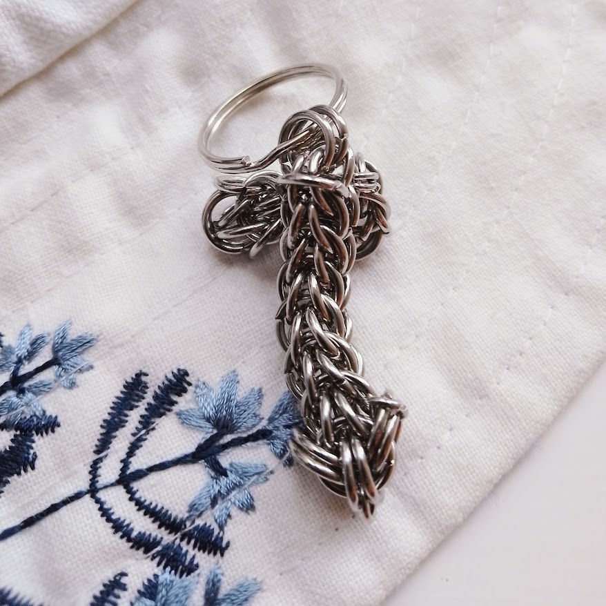 Thumbnail: Willy keyring in chain maille ion a cloth