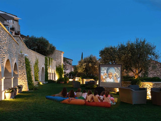 Кинотеатр у бассейна под открытым небом в отеле La Bastide de Gordes,
Прованс, Франция