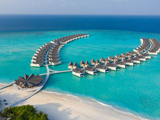 140 квадратов над уровнем океана: Kuredhivaru Resort & Spa Maldives для взрослых, детей и закатов