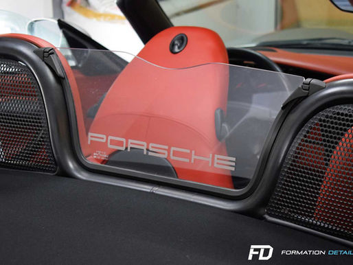 intérieur en cuir rouge d'une porsche