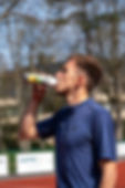 dorian louvet en train de boire une boisson de la marque lindhals