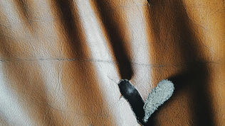 siège en cuir voiture troué et abîmé