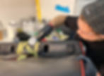expert cuir chez PISTA detailing en train de réparer un siège en cuir de voiture