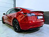 vue arrière d'une tesla rouge neuve e brillante