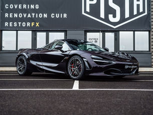 mclaren noire avec un ppf coloré