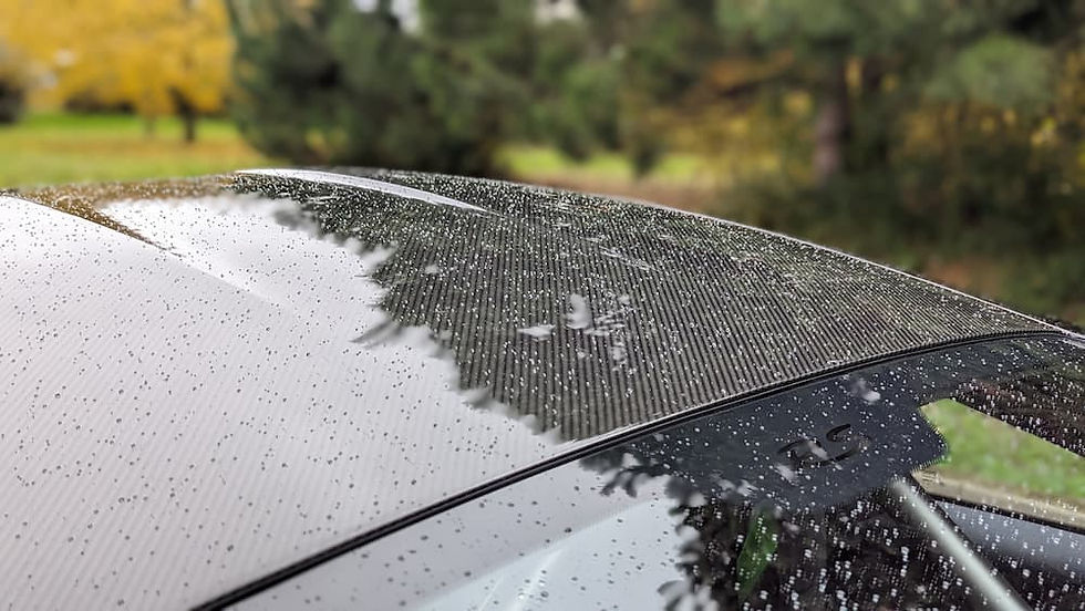 Vue rapprochée du toit d'une porsche RS sous la pluie protégé par le traitement céramique