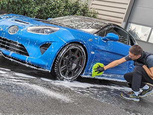 lavage extérieur profond alpine bleu devant le centre esthétique PISTA detailing