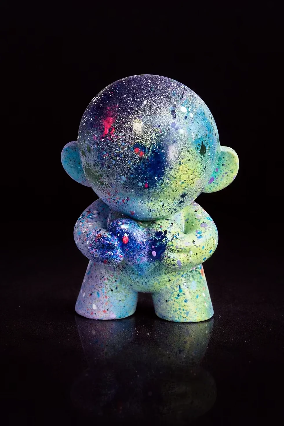 Miniature : Figurine 3D Baby Morphiz - vue trois quarts - finition bombe aérosol bleue et verte peinte à la main