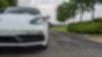avant d'une porsche blanche sur route de campagne