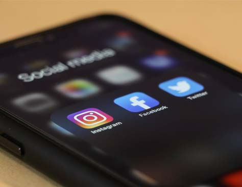 téléphone avec pictogramme des réseaux sociaux