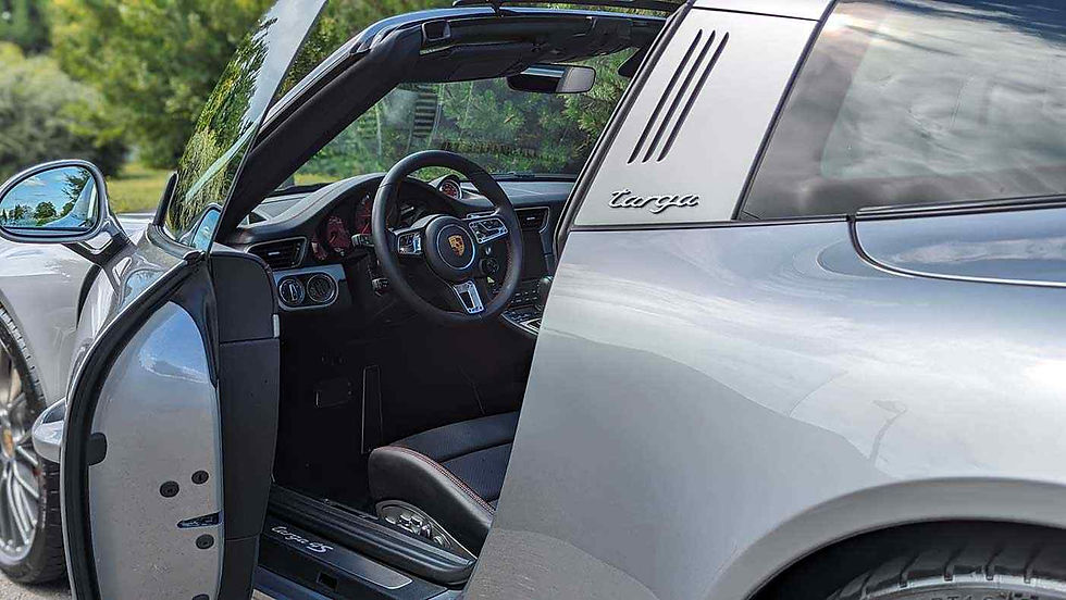 porsche targa avec portière gauche ouverte