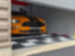 avant d'une ford mustang jaune avec covering