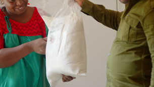 Dans une ville où la farine de manioc est l’aliment de base, une entrepreneure audacieuse a pris l’initiative de transformer cette matière première en un produit de qualité supérieure. Son entreprise,