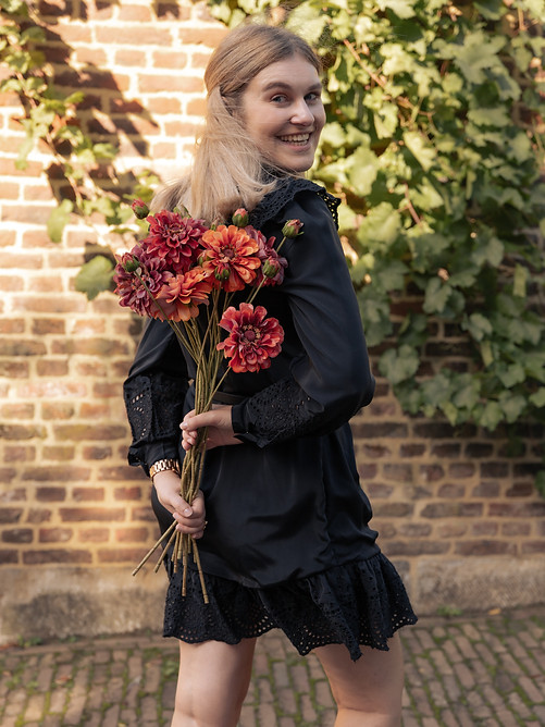 Maureen van Moments by Maureen met een luxe zijden bloemen