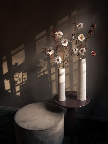 Breng stijl in je ruimte met de 50cm witte vaas uit onze Cone-collectie. Ideaal voor kleurrijke bloemen of als op zichzelf staande blikvanger, voegt het hoogte en charme toe aan elke hoek en toont het jouw uitstekende smaak in woondecoratie.