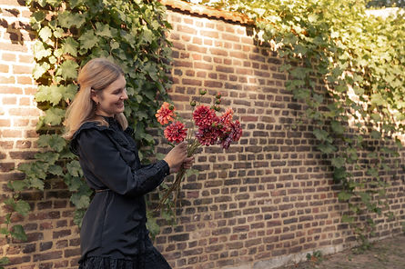 Maureen van Moments by Maureen met zijden bloemen