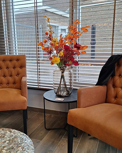 Zijden bloemen bij een salon als stijlvolle aankleding van de ontvangstruimte