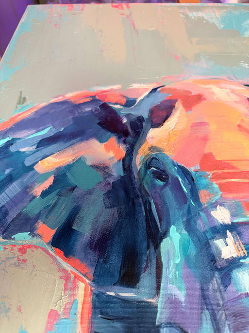 Détail du regard de l’éléphant peint par Mélissa Henri en acrylique sur toile.