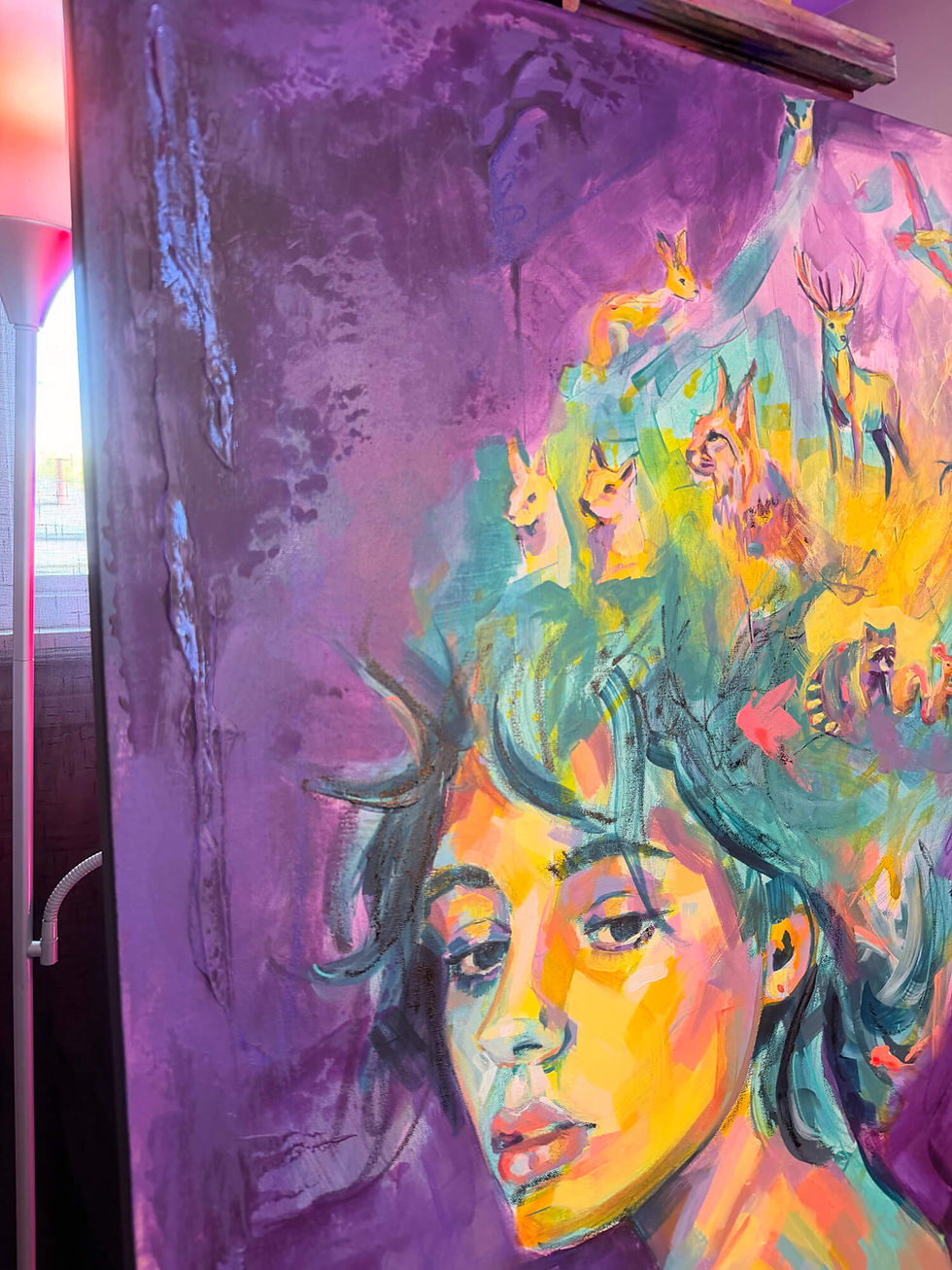 Thumbnail: Détail rapproché du visage féminin de Vestige, peint en touches jaunes, turquoise, roses et violettes par Mélissa Henri.