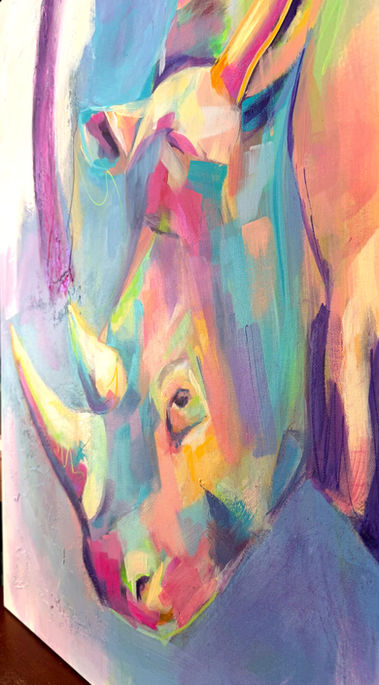 Fragment coloré de l’œuvre Frontière montrant les superpositions de bleus, roses et jaunes dans la peinture acrylique.