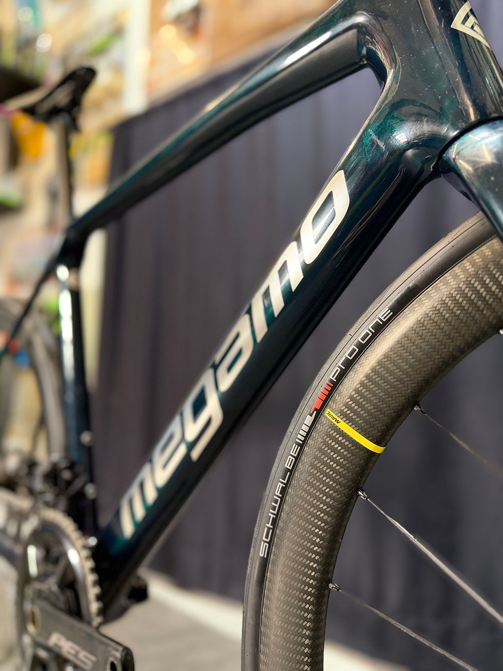 Miniatura: Bici da corsa Megamo Raise con rapporti 52/36 e 11/30, cockpit integrato in carbonio e ruote Mavic SLR 45