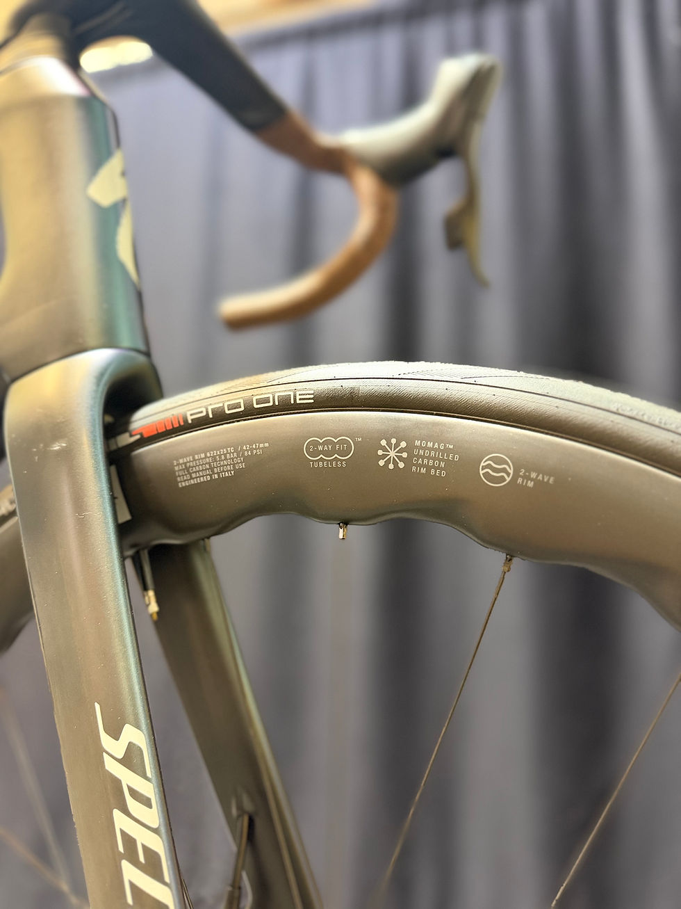 Miniaturbild: Bici da corsa Specialized S-Works Tarmac SL8 con rapporti 48/35 e 10/28, gruppo SRAM Red elettronico e gabbia CeramicSpeed