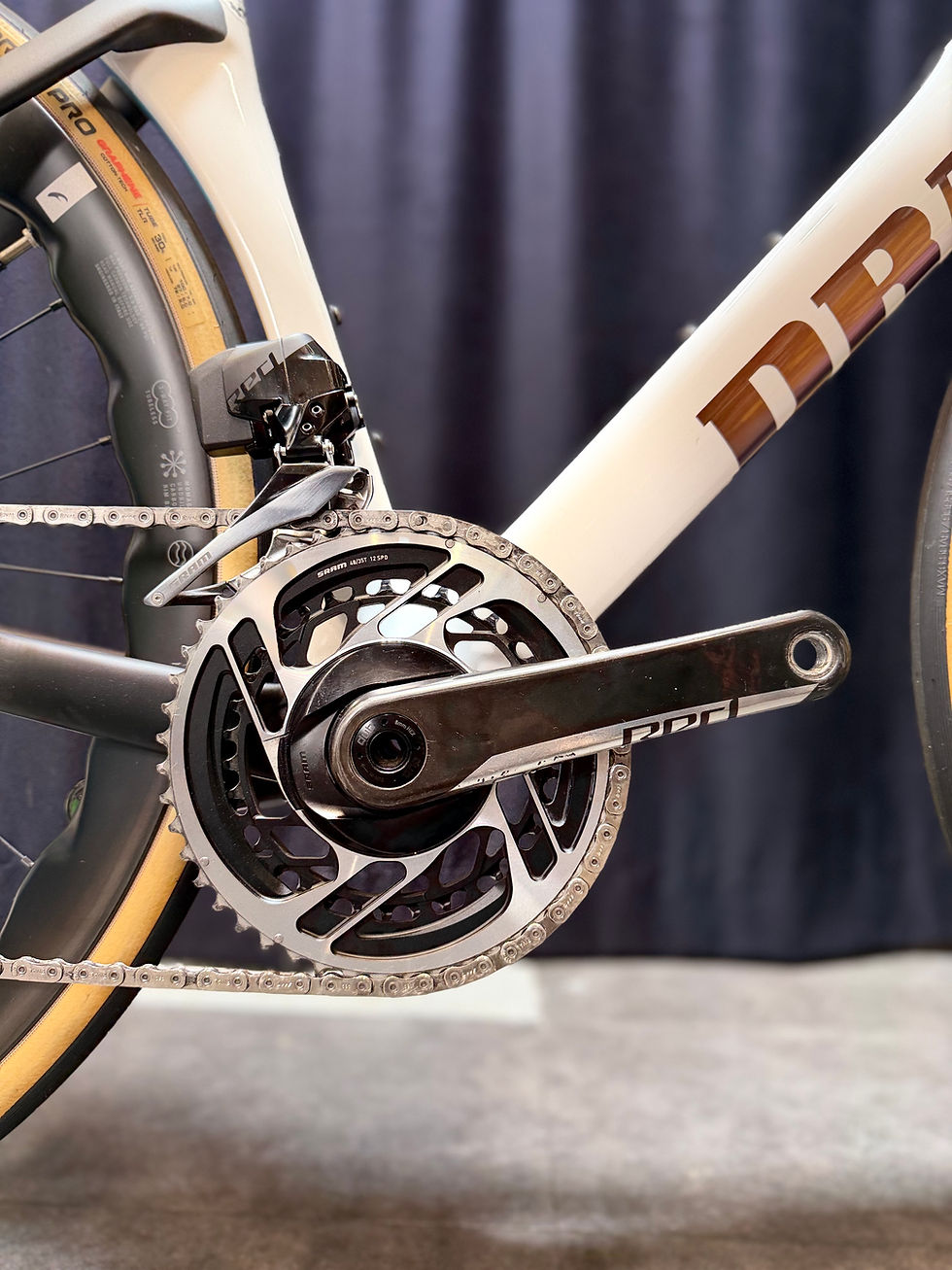 Bici da corsa Drali Iridio colorazione Icecore con rapporti 48/35 e 10/33 e manubrio integrato Vision Metron 5D