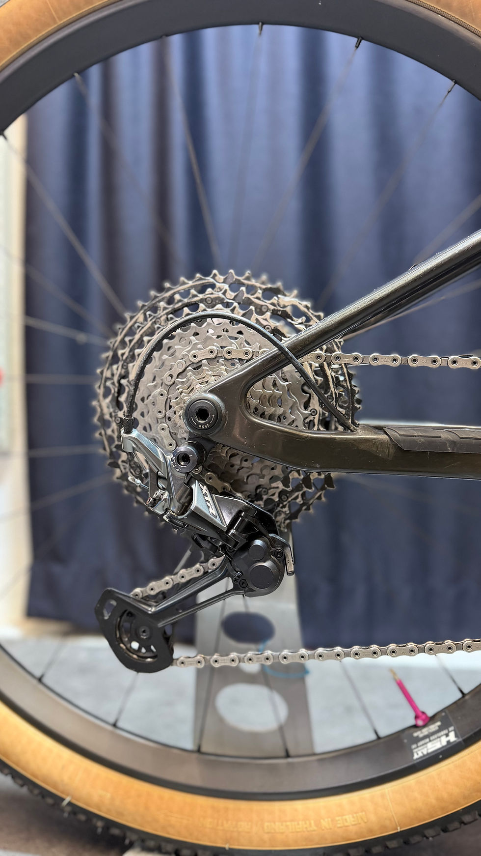 Thumbnail: Mountain bike Olympia F1-X con rapporti 34 e 10-52, freni Shimano XTR e manubrio Switch in carbonio