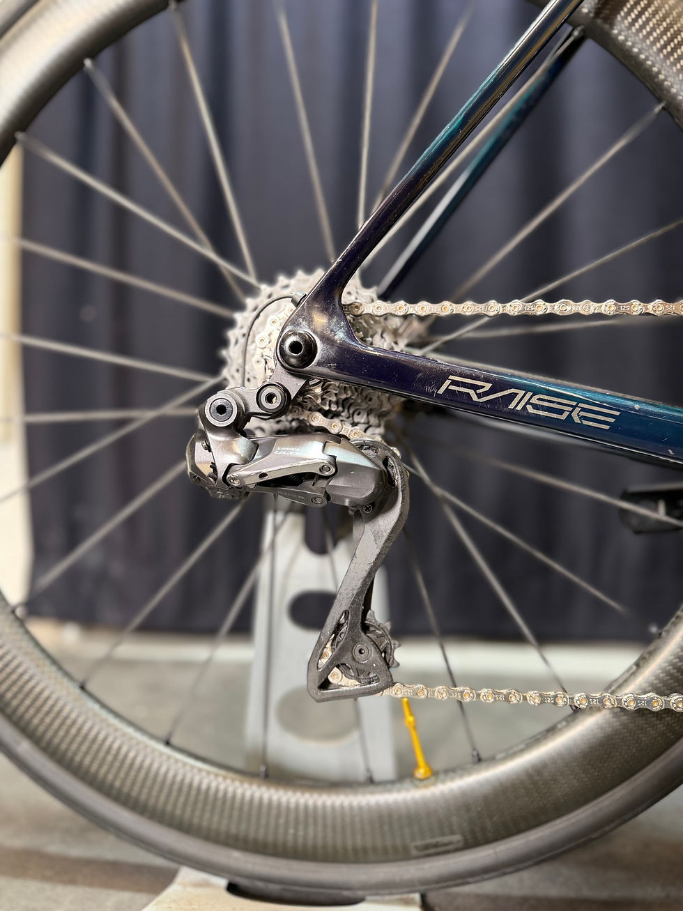 Miniatura: Bici da corsa Megamo Raise con rapporti 52/36 e 11/30, cockpit integrato in carbonio e ruote Mavic SLR 45