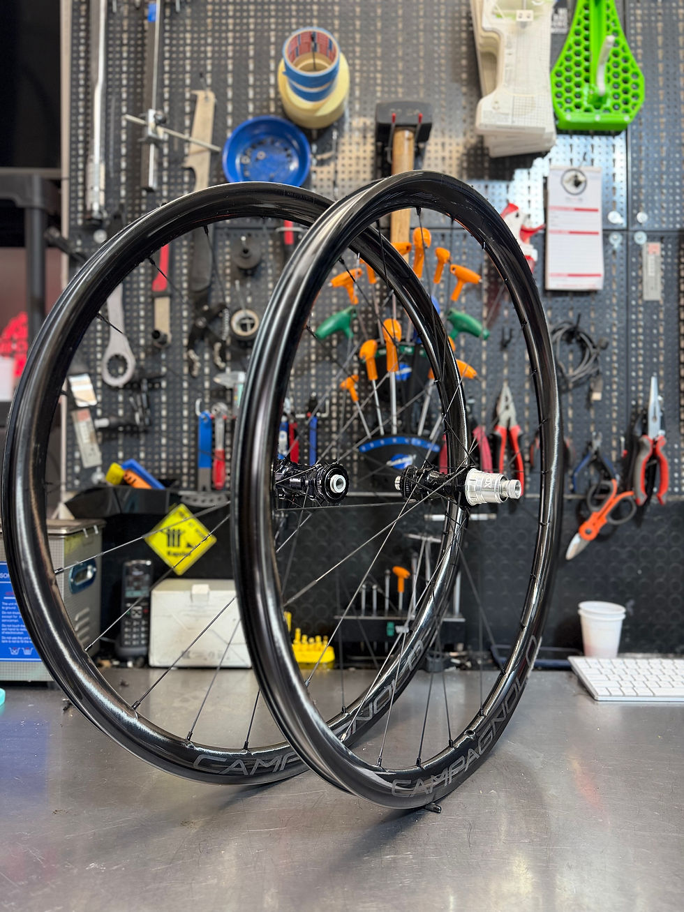 Campagnolo Levante ruote gravel in carbonio con profilo 30 mm, canale interno 25 mm, tubeless e corpetto SRAM XDR, disponibil