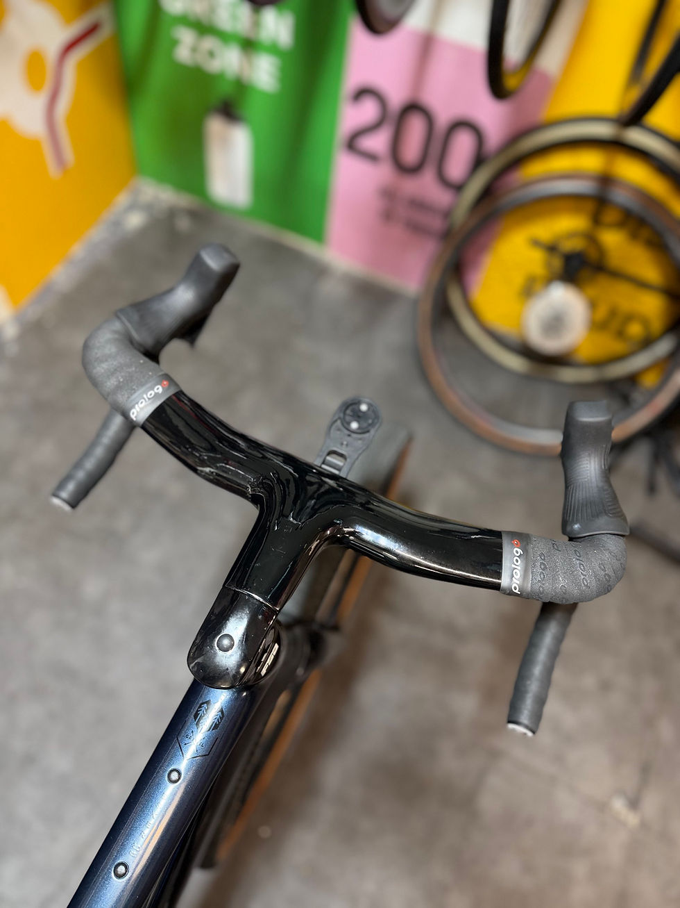 Miniaturbild: KROSS Esker RS 2.0 taglia L con SRAM Apex AXS 1x12, DT Swiss G 1800, WTB Riddler 700x45 e manubrio Vision Metron Carbon.