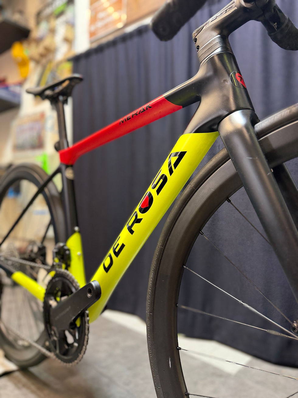 サムネイル： Bici da corsa De Rosa Merak Team Bingo Edition disponibile da Re-Cyclist Bike Shop con ruote Fulcrum Wind 42