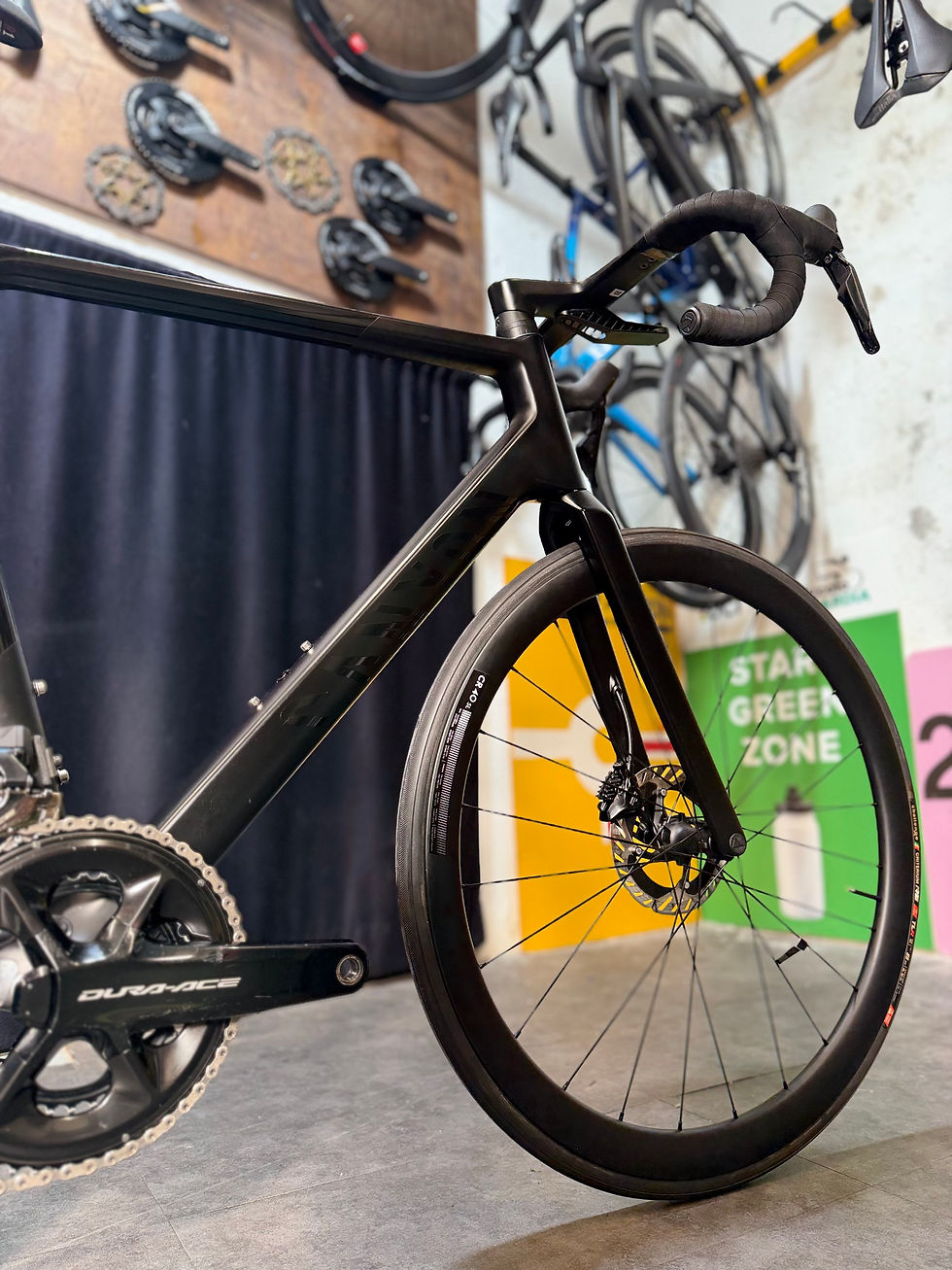 Miniatura: Bicicletta vista di tre quarti in negozio — Canyon Ultimate CF SLX