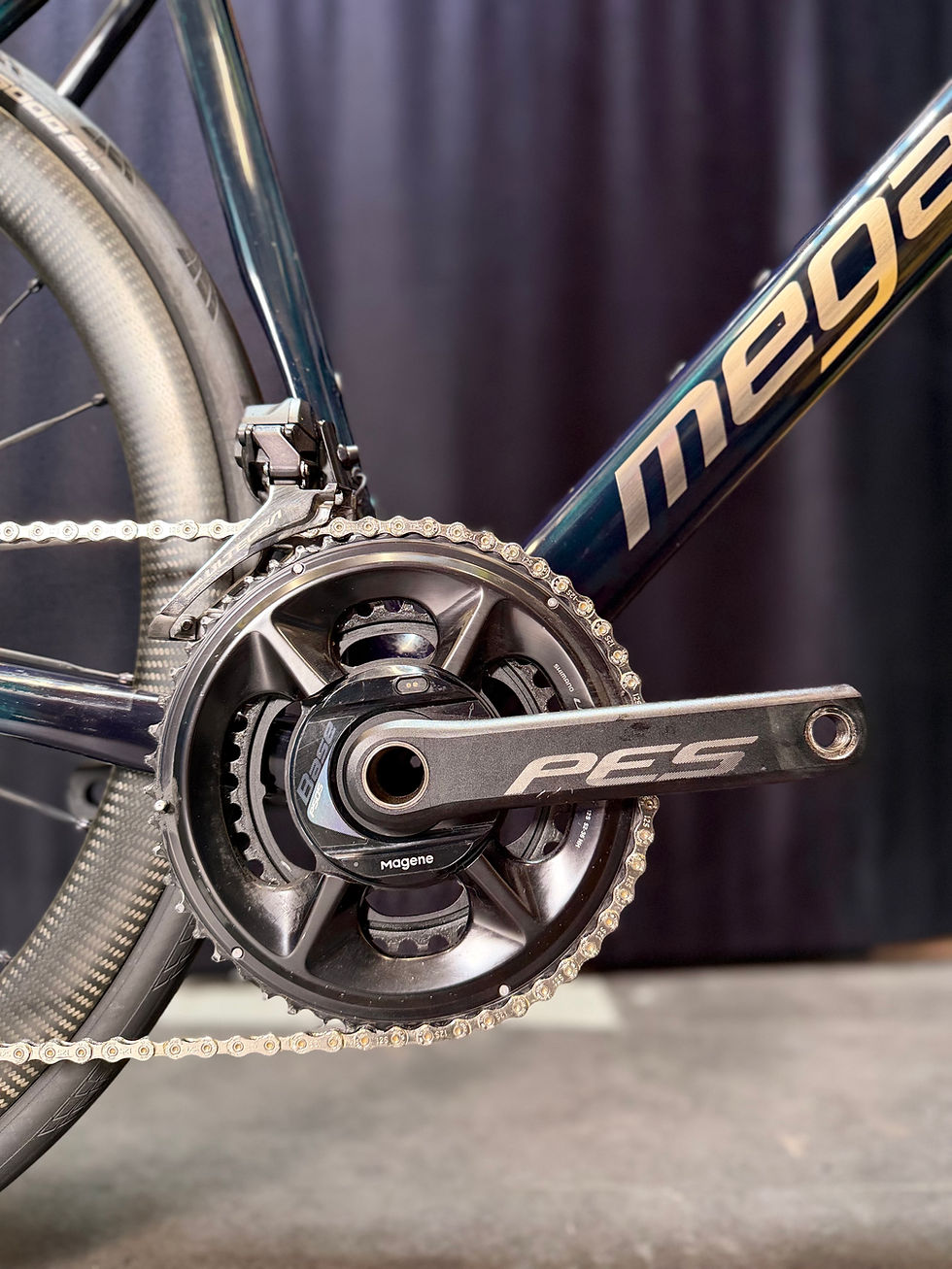 Bici da corsa Megamo Raise con rapporti 52/36 e 11/30, cockpit integrato in carbonio e ruote Mavic SLR 45