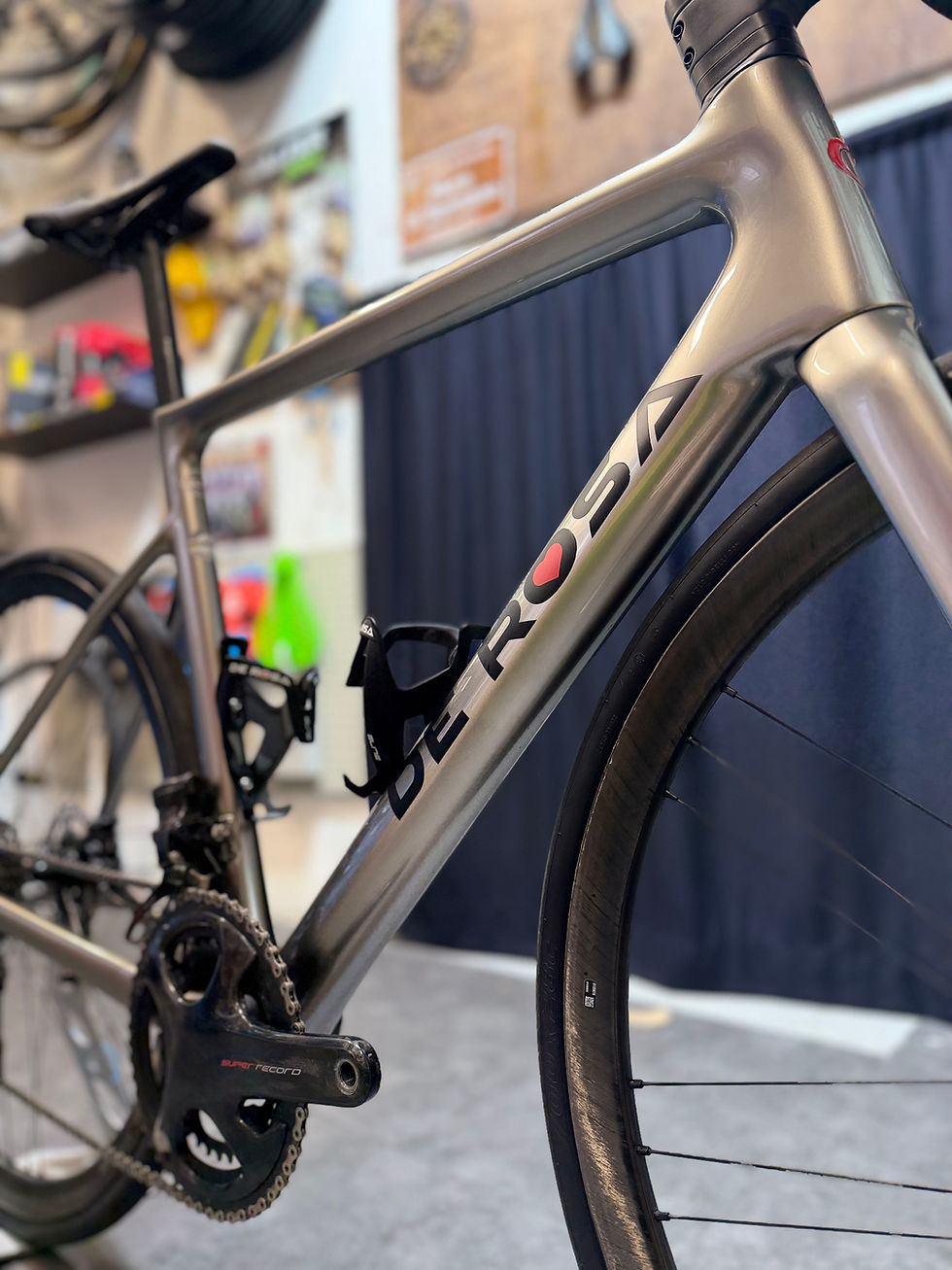 Miniaturbild: De Rosa Merak EPS road bike italiana con ruote Campagnolo Bora WTO 33 disponibile da Re-Cyclist Bike Shop