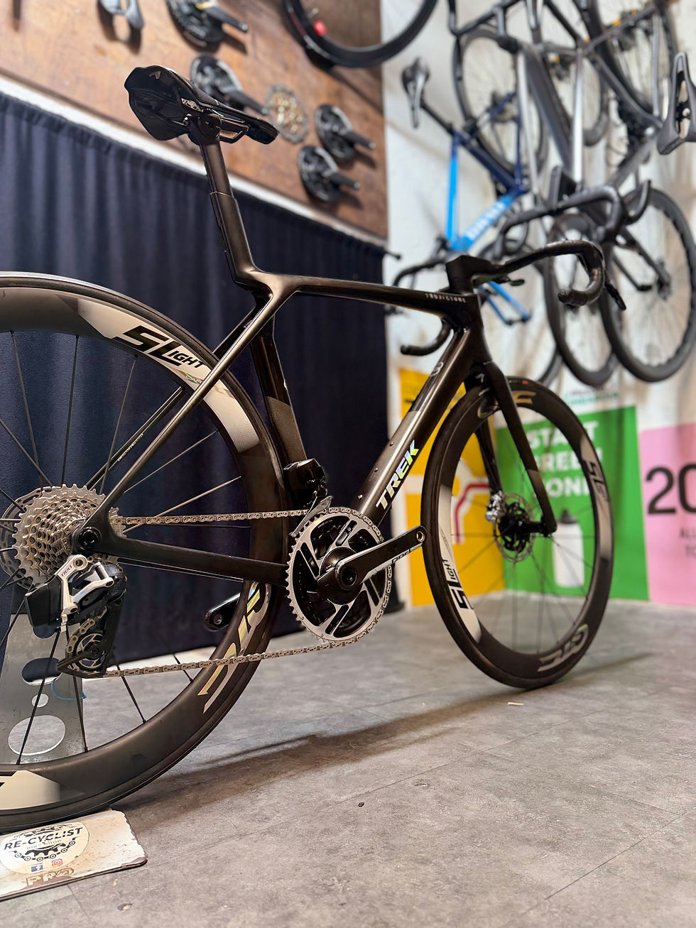 Miniatura: Bicicletta vista di tre quarti in negozio — Trek Madone SLR 9 Gen 8 Project One